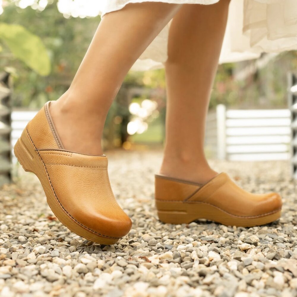 Professional Dansko leather clog Honey Distressed Clog 39
